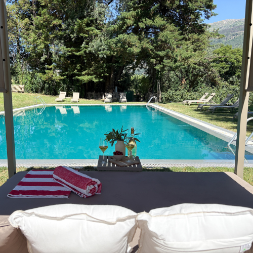 Cama balinesa en la piscina.