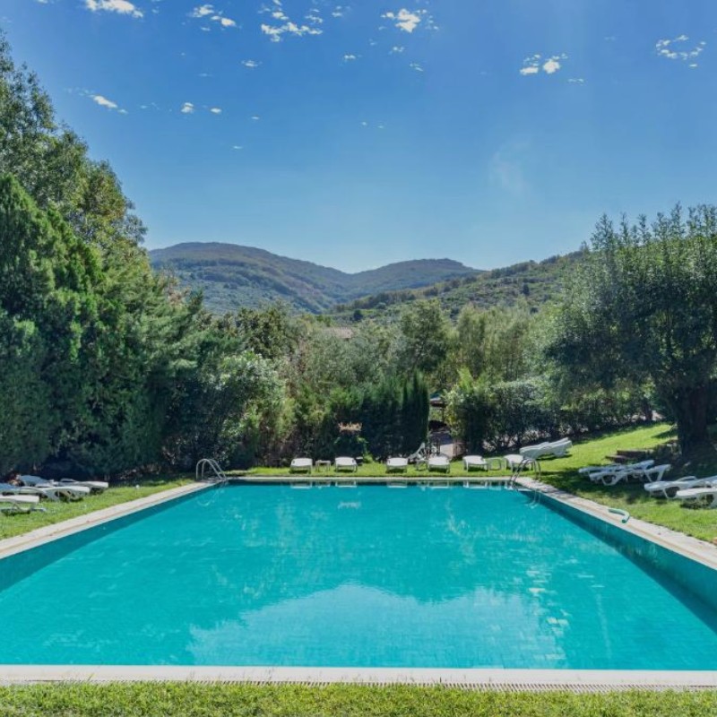 Vista a la piscina que se encuentra en los exteriores del hotel rural Xerete