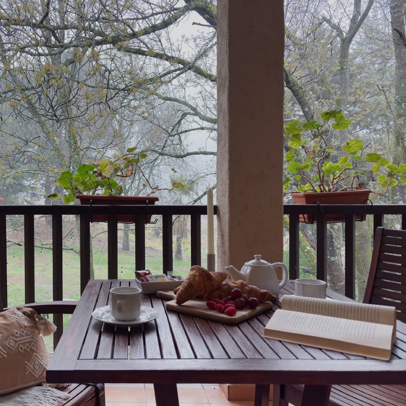 Disfrutando del desayuno con vistas a los exteriores del hotel rural Xerete