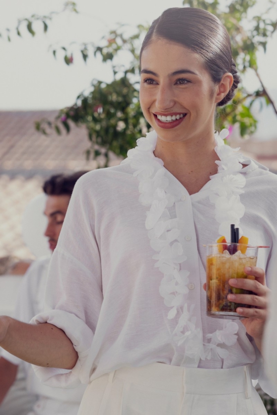 Mujer en un evento de verando realizado en el hotel rural Xerete
