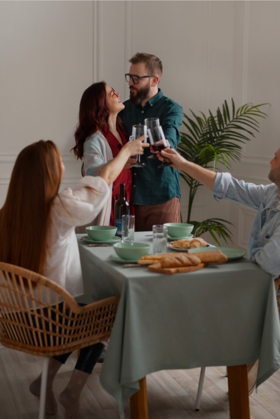 Amigos haciendo un brindis en el hotel rural Xerete