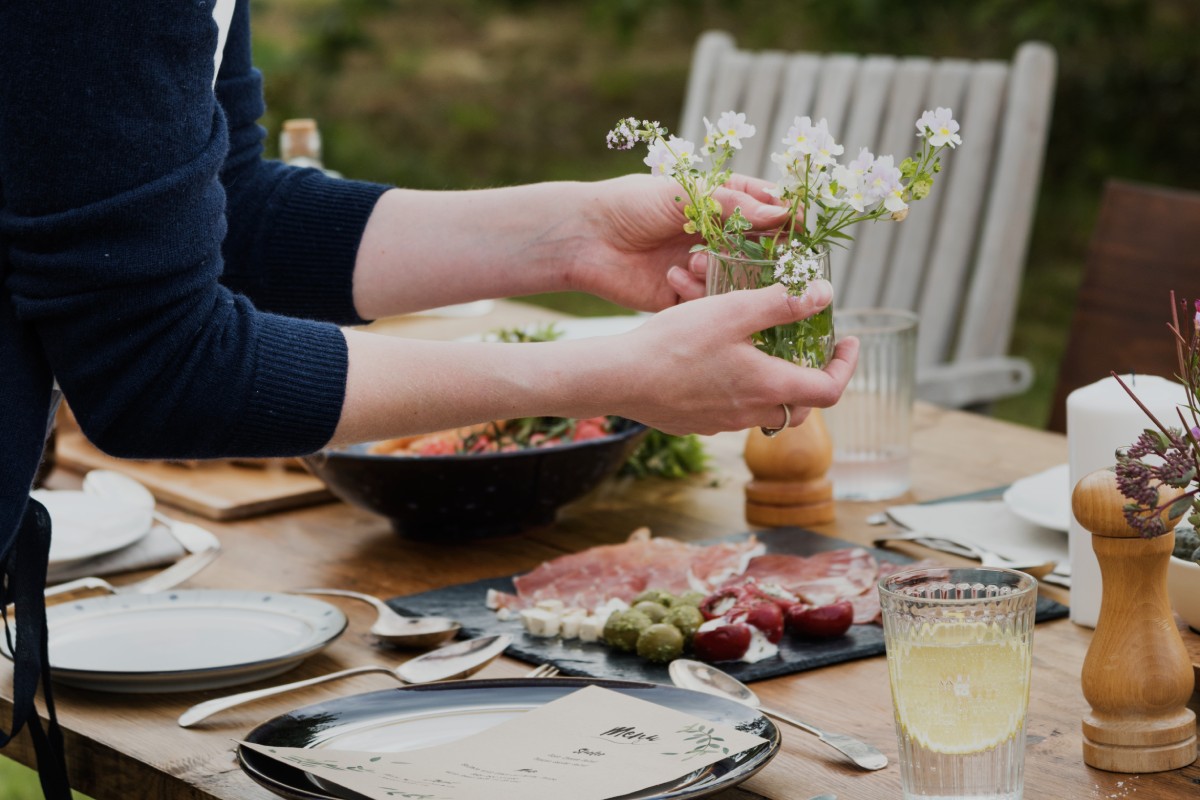 En los servicios del hotel rural Xerete se está preparando una cena.