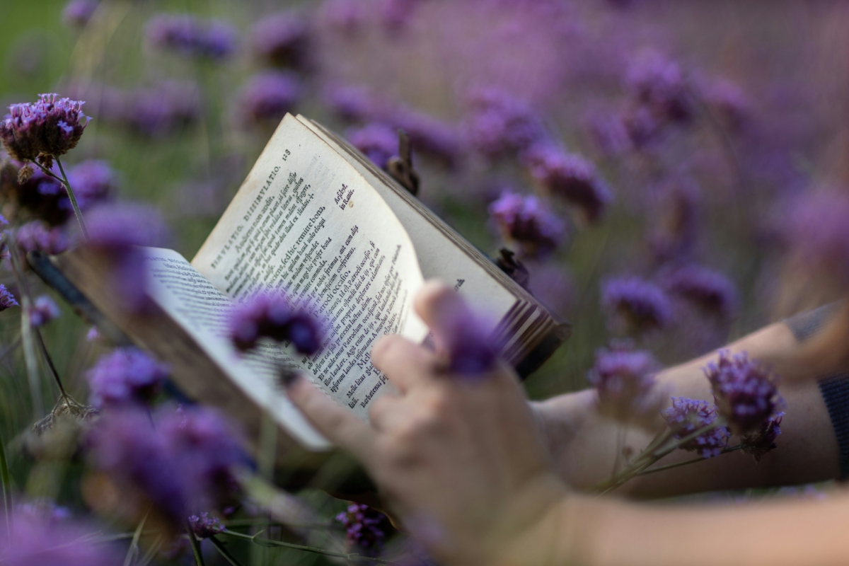 Chica leyendo en el jardín del hotel rural Xerete