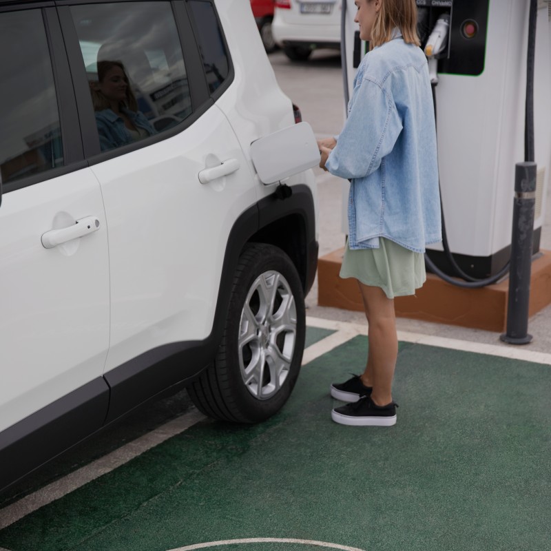 Cargando un coche eléctrico en el parking del hotel rural Xerete