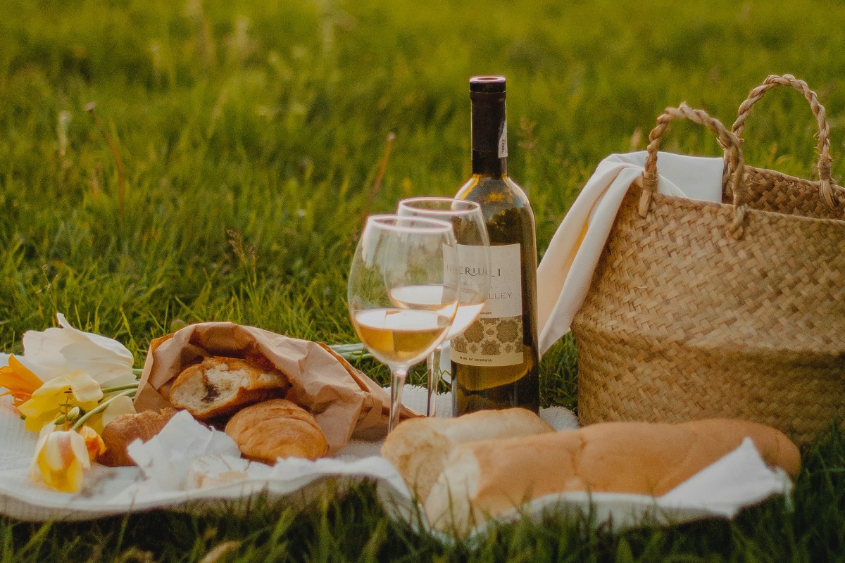 Disfrutando un picnic gracias a los servicios del hotel rural Xerete