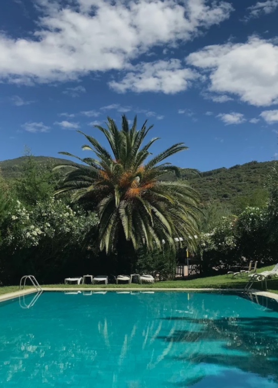 Vistas a la piscina del hotel rural Xerete