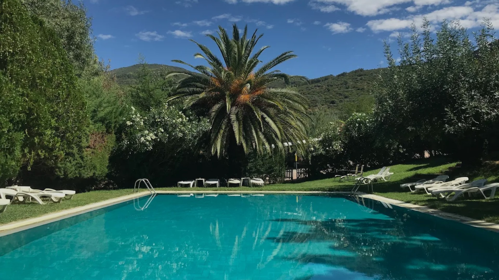 Vistas a la piscina del hotel rural Xerete